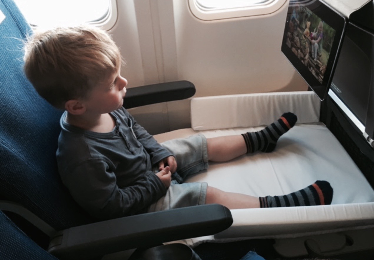 Спальное место для ребенка в самолете