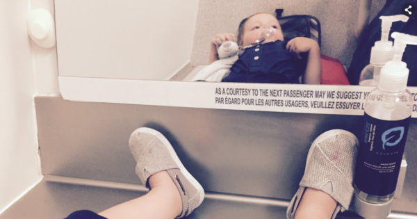 Changer un couche d'un bébé dans un avion